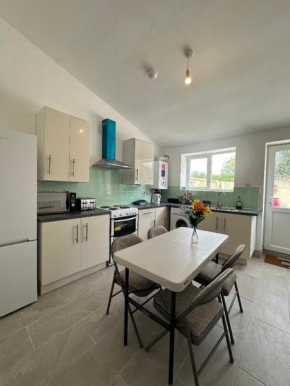 Shakespeare House 6 bedroom 10 beds stay up to 14 people